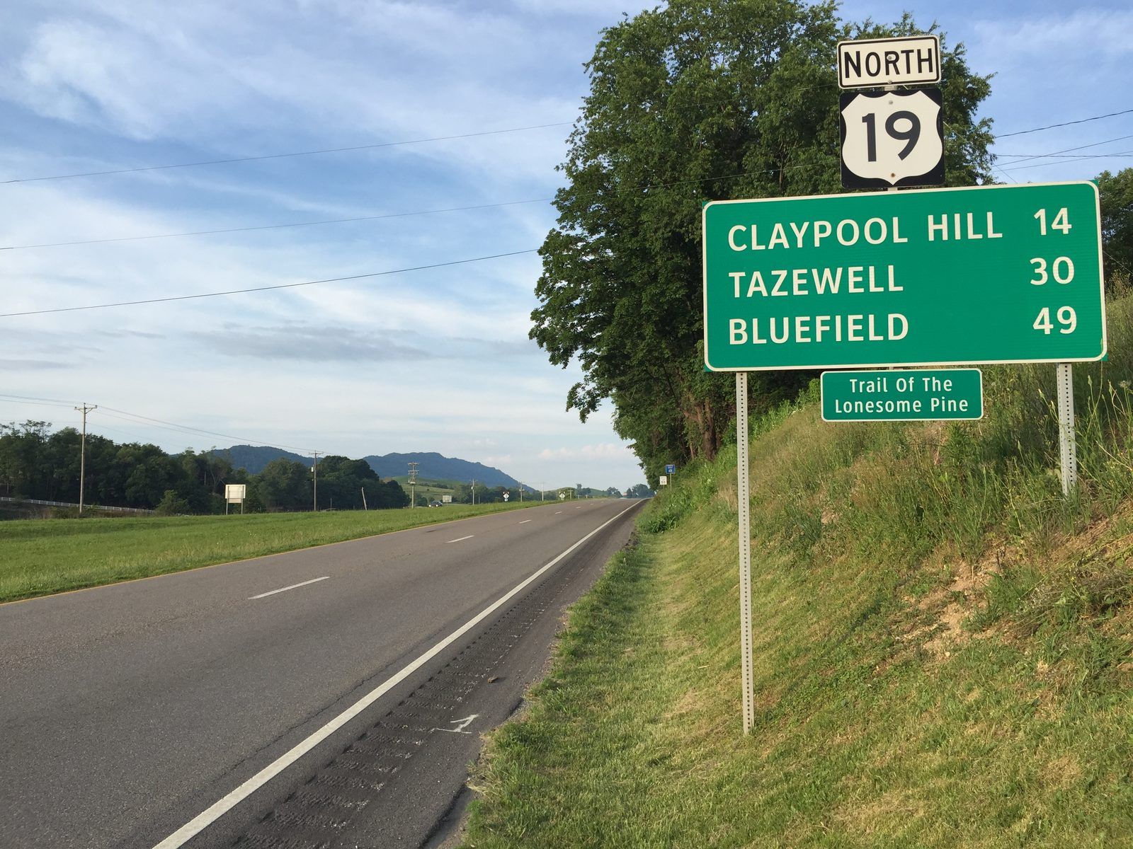 2017-06-11 19 31 50 View north along U.S. Route 19 (Trail of the Lonesome Pine) at Virginia State Route 80 (Redbud Highway) in Rosedale, Russell County, Virginia