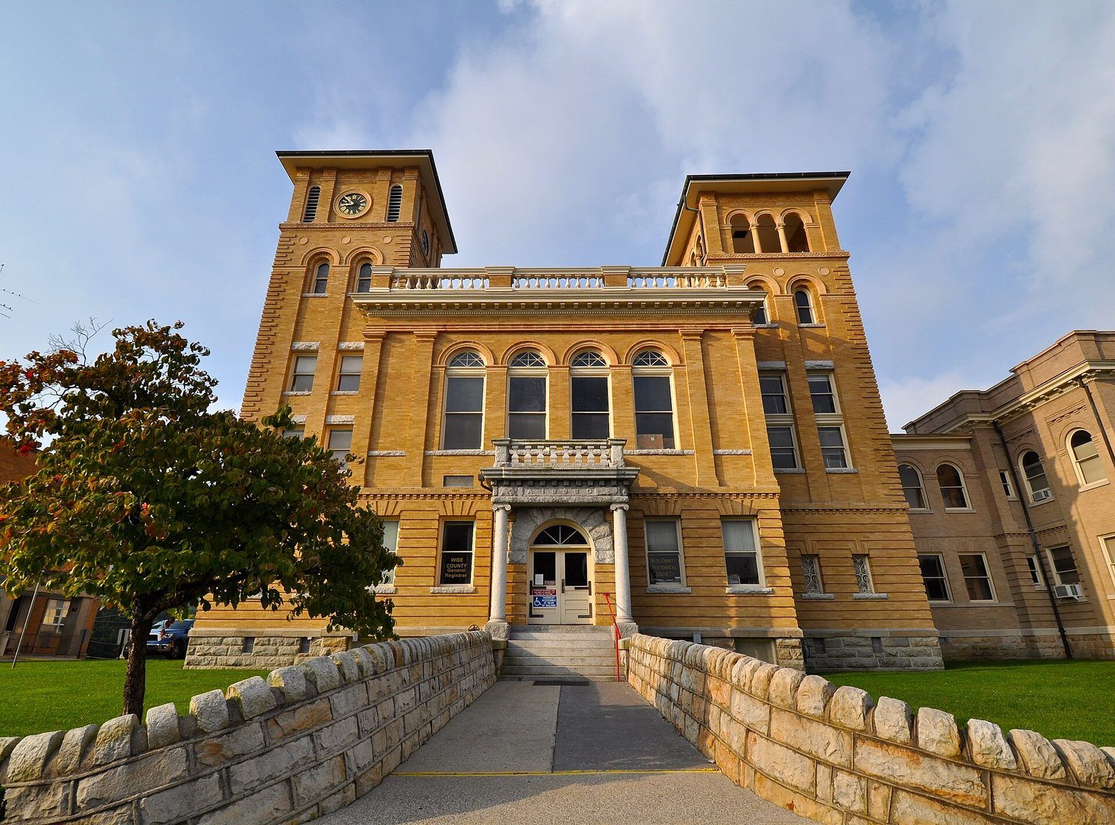 Wise County Courthouse - Front View